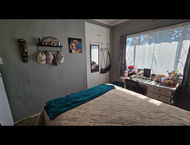 3 BEDROOM FREEHOLD FOR SALE IN BRACKENDOWNS